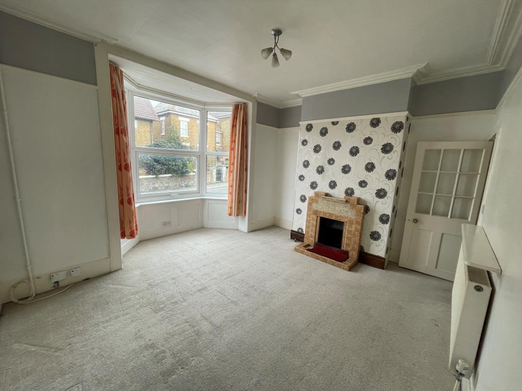 Lot: 98 - FREEHOLD BUILDING ARRANGED AS A PAIR OF MAISONETTES - Living room with bay window